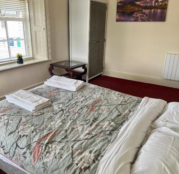 חדר סטנדרט, The Coach House