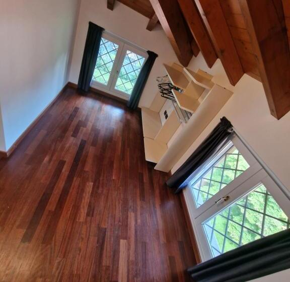 高级大房间, Moonlake