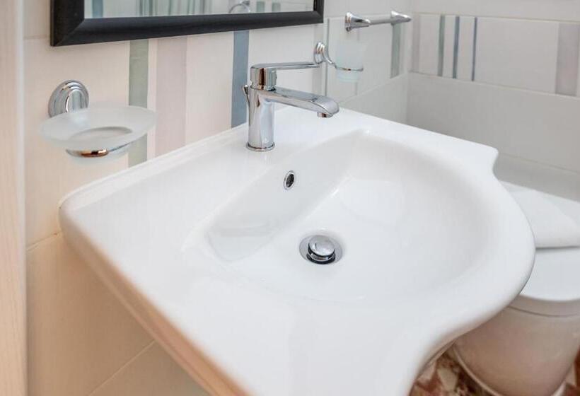 غرفة قياسية ثلاثية, Villa D Angelo