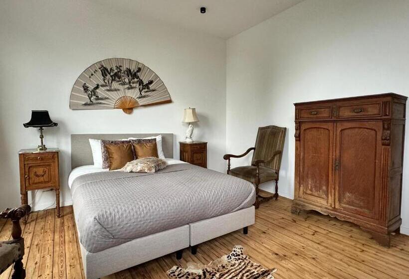 اتاق کلاسیک سه تخته, Art House Rooms