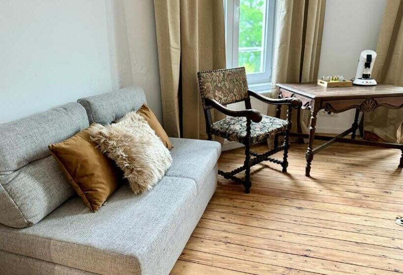اتاق کلاسیک سه تخته, Art House Rooms