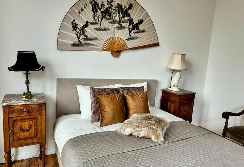 اتاق کلاسیک سه تخته, Art House Rooms