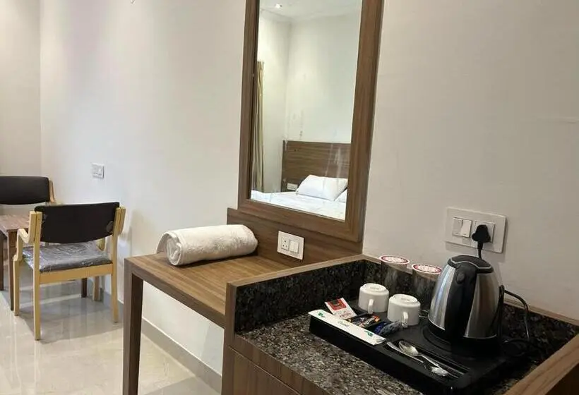デラックスルーム, Om Kedar