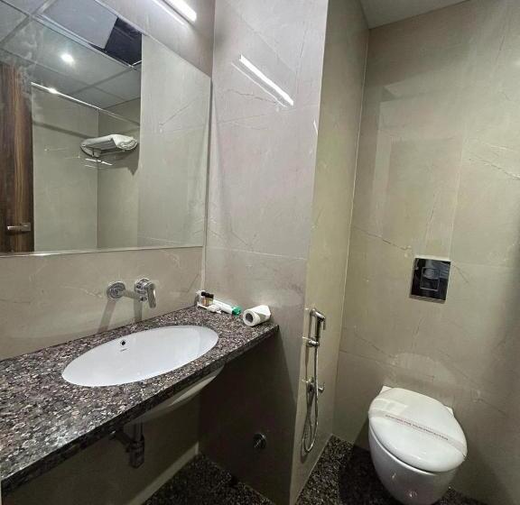 豪华房间, Om Kedar