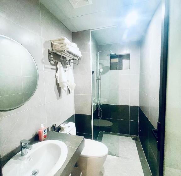 اتاق خانوادگی, Mia Motel