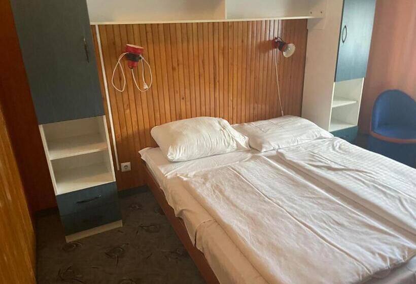 غرفة قياسية ثلاثية, Tifani Szálló