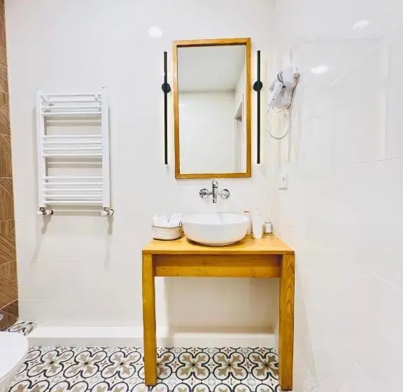 استودیوی استاندارد, Pirosmani Apart