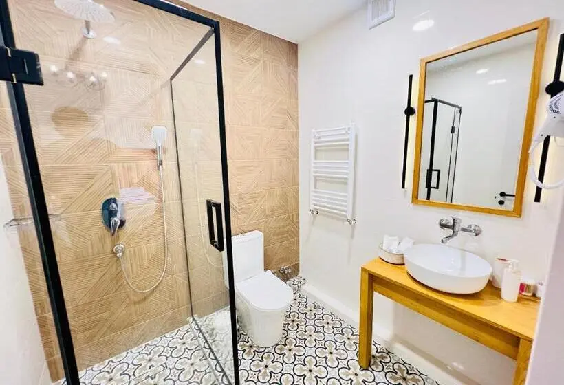 استودیوی استاندارد, Pirosmani Apart