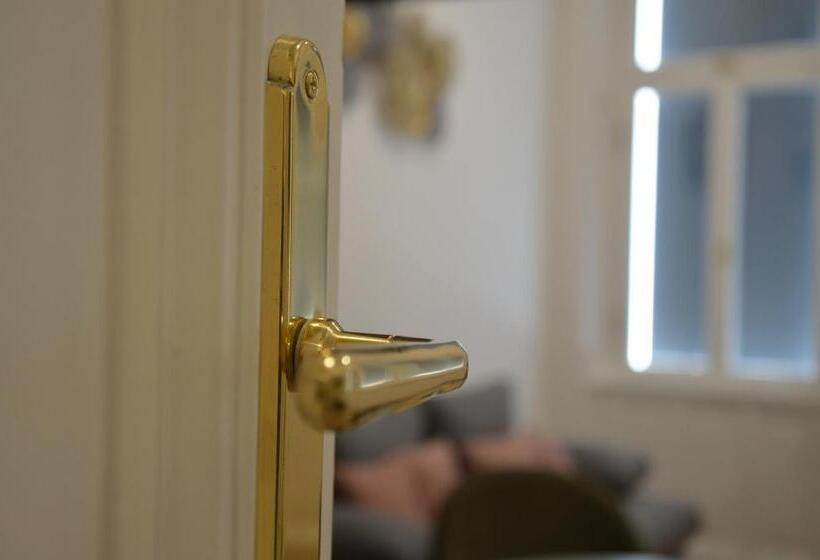 豪华工作室, V62 Studio Apartments  In The Downtown