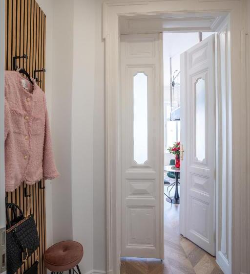 Студия Deluxe, V62 Studio Apartments  In The Downtown