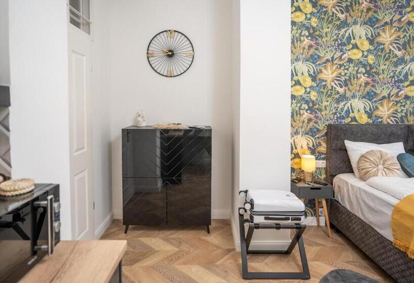 标准工作室带阳台, V62 Studio Apartments  In The Downtown