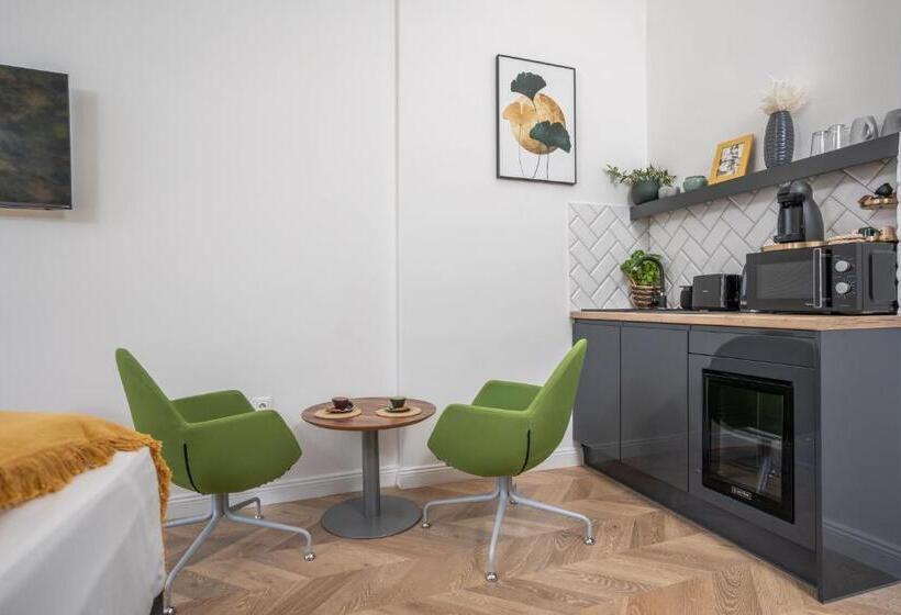 标准工作室带阳台, V62 Studio Apartments  In The Downtown