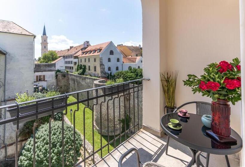 标准工作室带阳台, V62 Studio Apartments  In The Downtown