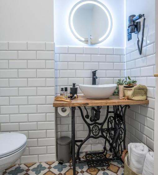 标准工作室带阳台, V62 Studio Apartments  In The Downtown