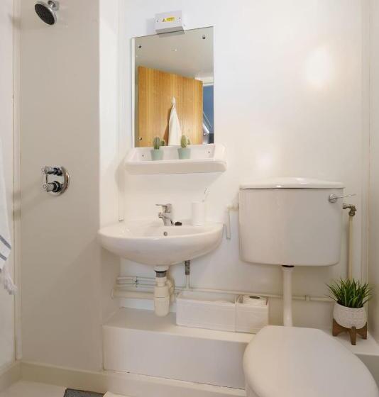 اتاق استاندارد یک نفره, For Students Only Trendy Non Ensuite Rooms At Northernhay House In Exeter