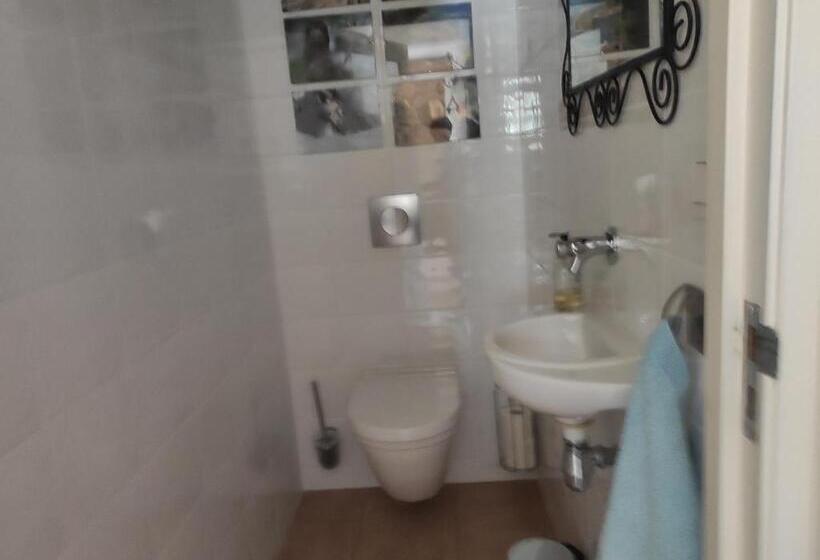 חדר משפחתי, La Tulipe