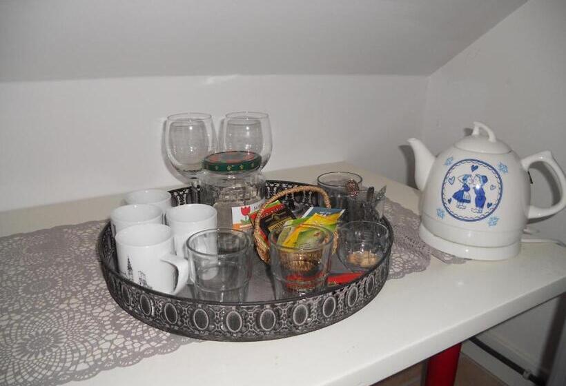 חדר משפחתי, La Tulipe