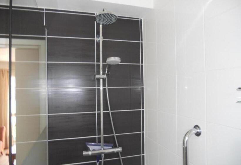 חדר משפחתי, La Tulipe