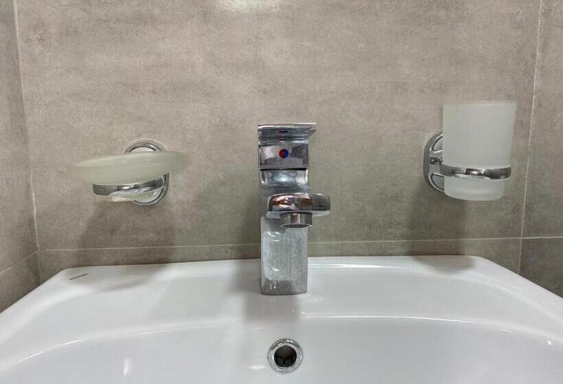 اتاق استاندارد سه نفره, Nira