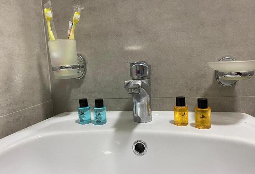 اتاق استاندارد سه نفره, Nira