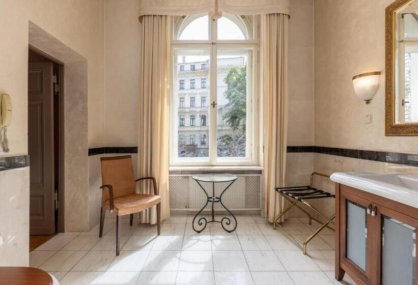 سوییت, The Benjamin House   Self Check In