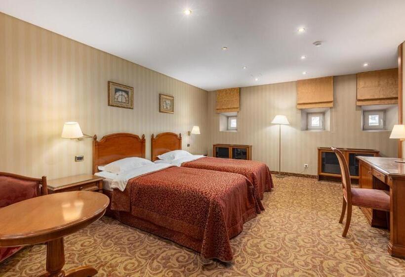 اتاق اکونومی, The Benjamin House   Self Check In