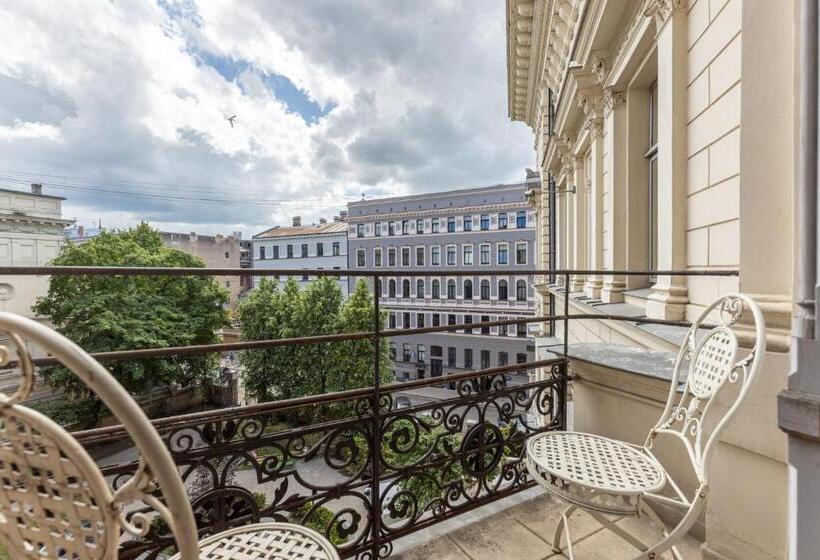 اتاق لوکس با بالکن, The Benjamin House   Self Check In