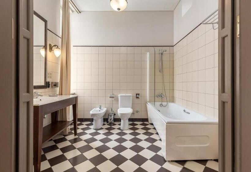 اتاق لوکس با بالکن, The Benjamin House   Self Check In