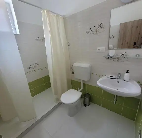 اتاق استاندارد با بالکن, Azta Central Apartments