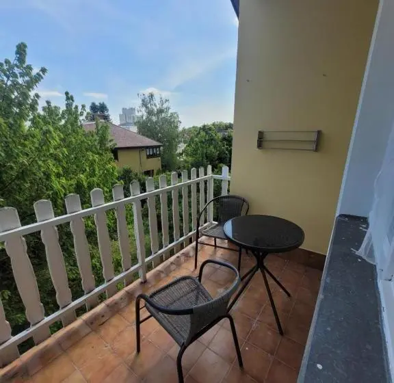 اتاق استاندارد با چشم‌انداز باغ, Azta Central Apartments