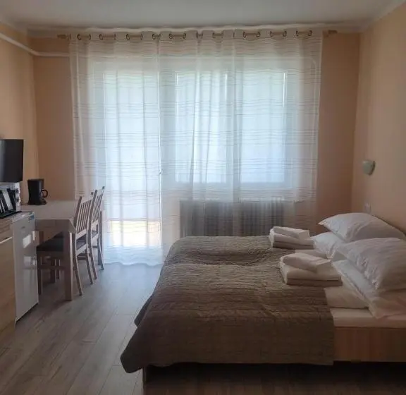 اتاق استاندارد با چشم‌انداز باغ, Azta Central Apartments