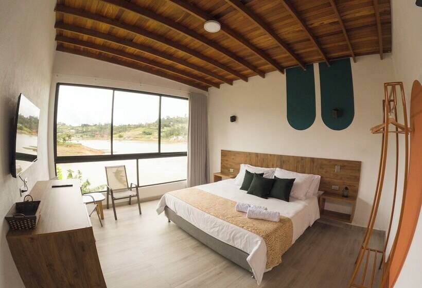 חדר דלוקס לארבעה, Viajero Guatapé Hostel & Lake Club