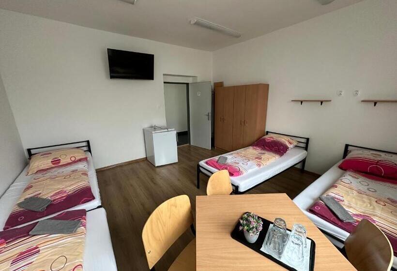 バスルーム共同エコノミー4人部屋, Ubytovňa Mlyn