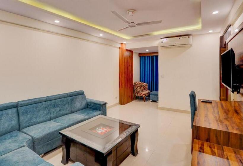 סוויטה, Townhouse Oak Clock Tower Formerly Hotel Ambassador