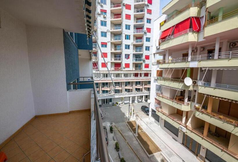 חדר משפחתי, Vera