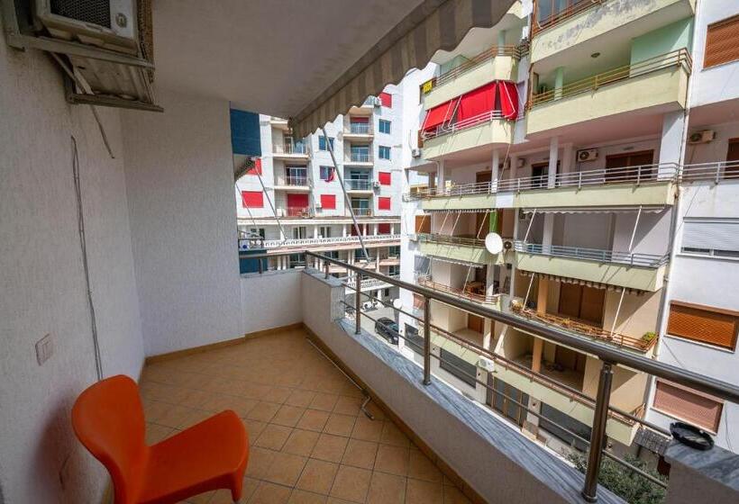 חדר משפחתי, Vera