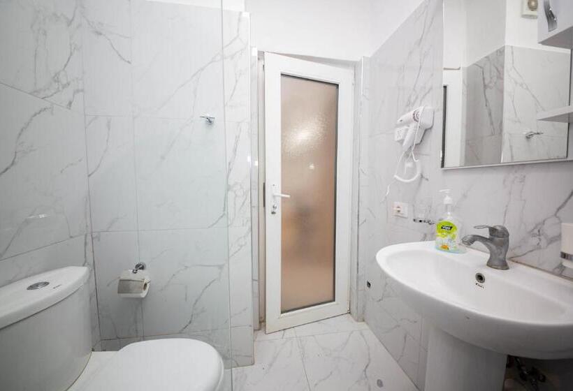 חדר משפחתי, Vera