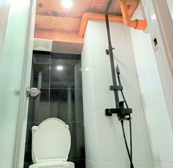 اتاق اکونومی, 8hostel