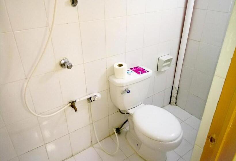 اتاق اکونومی, 8hostel