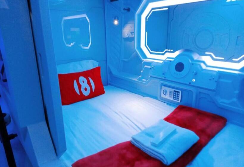 تختخواب در اتاق مشترک, 8hostel