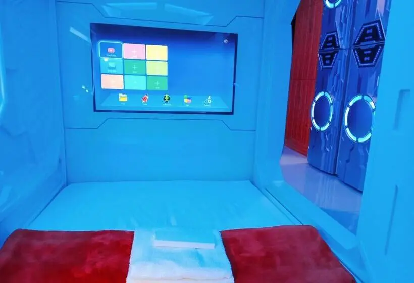 ルームシェアのワンベッド, 8hostel