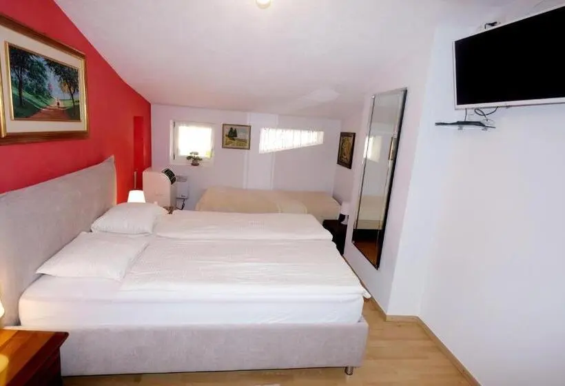 Standard Kolmen Hengen Huone, Al Battello