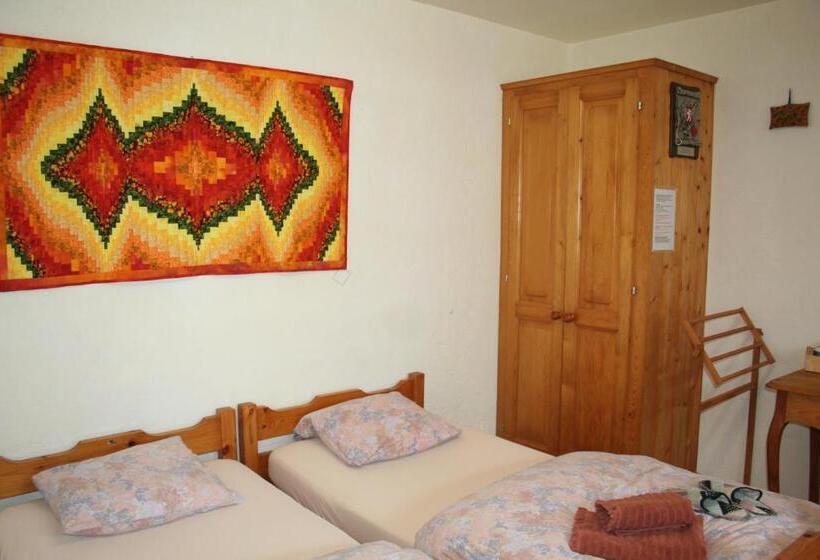 غرفة قياسية حمام مشترك, Bnb Claudy Et Elizabeth Michellod Dutheil