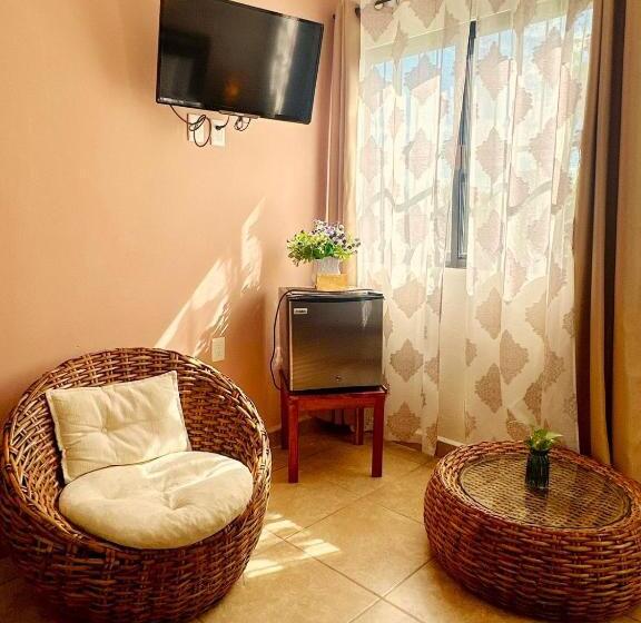 اتاق لوکس با تخت بزرگ, El Roble