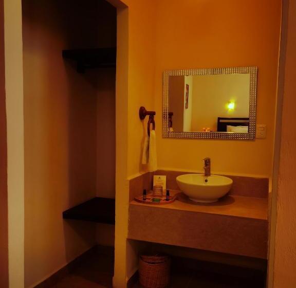 اتاق لوکس با تخت بزرگ, El Roble