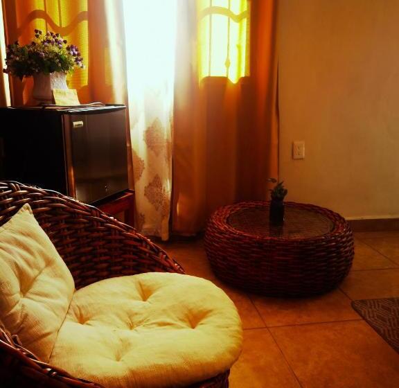 اتاق لوکس با تخت بزرگ, El Roble