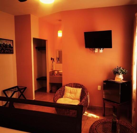 اتاق لوکس با تخت بزرگ, El Roble