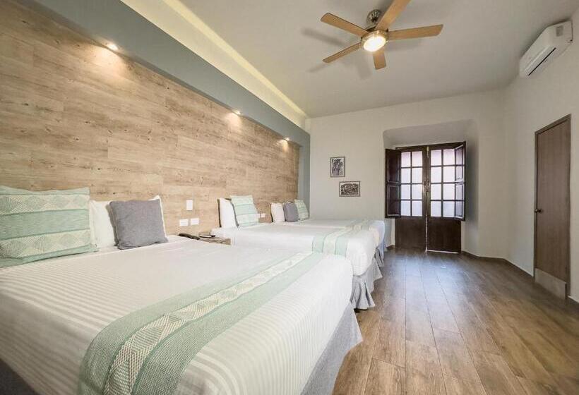 Трехместный Номер Стандарт с Балконом, Hidalgo