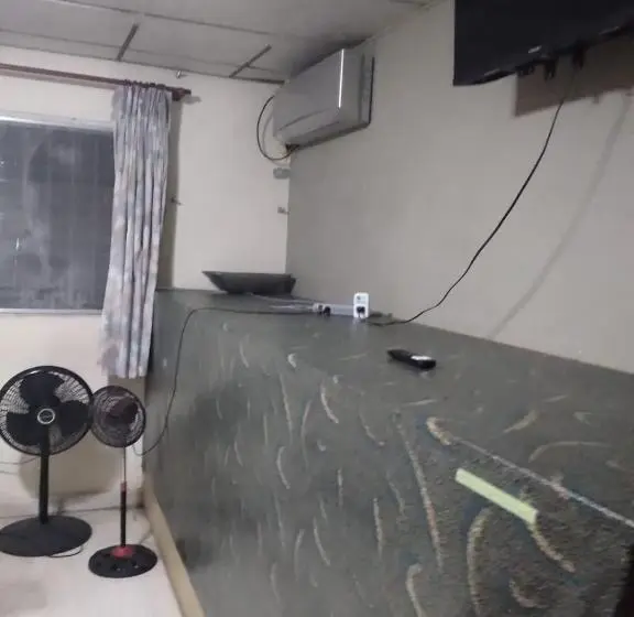 Camera Economy, Pacasa Hostel