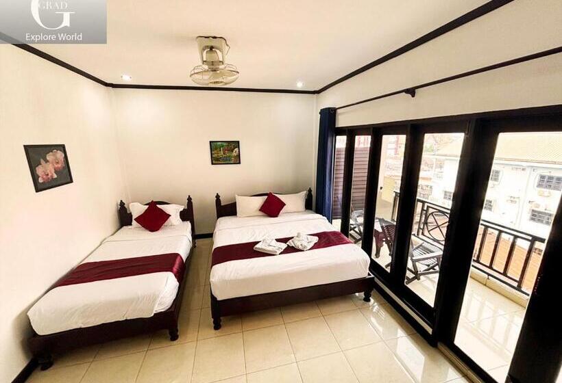 חדר סטנדרט לשלושה עם מרפסת, Vang Vieng Central